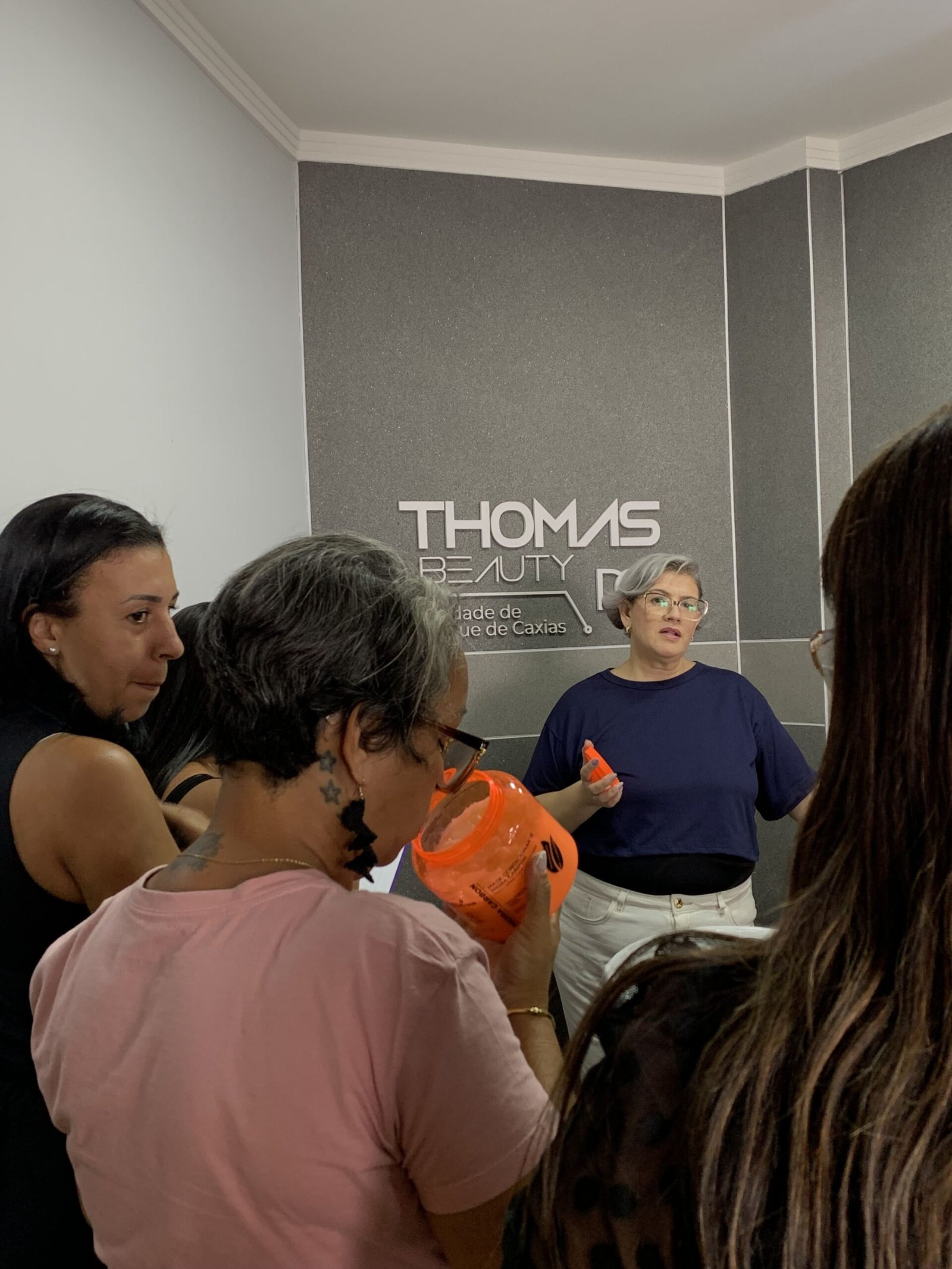 Aluna da Thomas Beauty atendendo em modelo real na unidade de Duque de Caxias