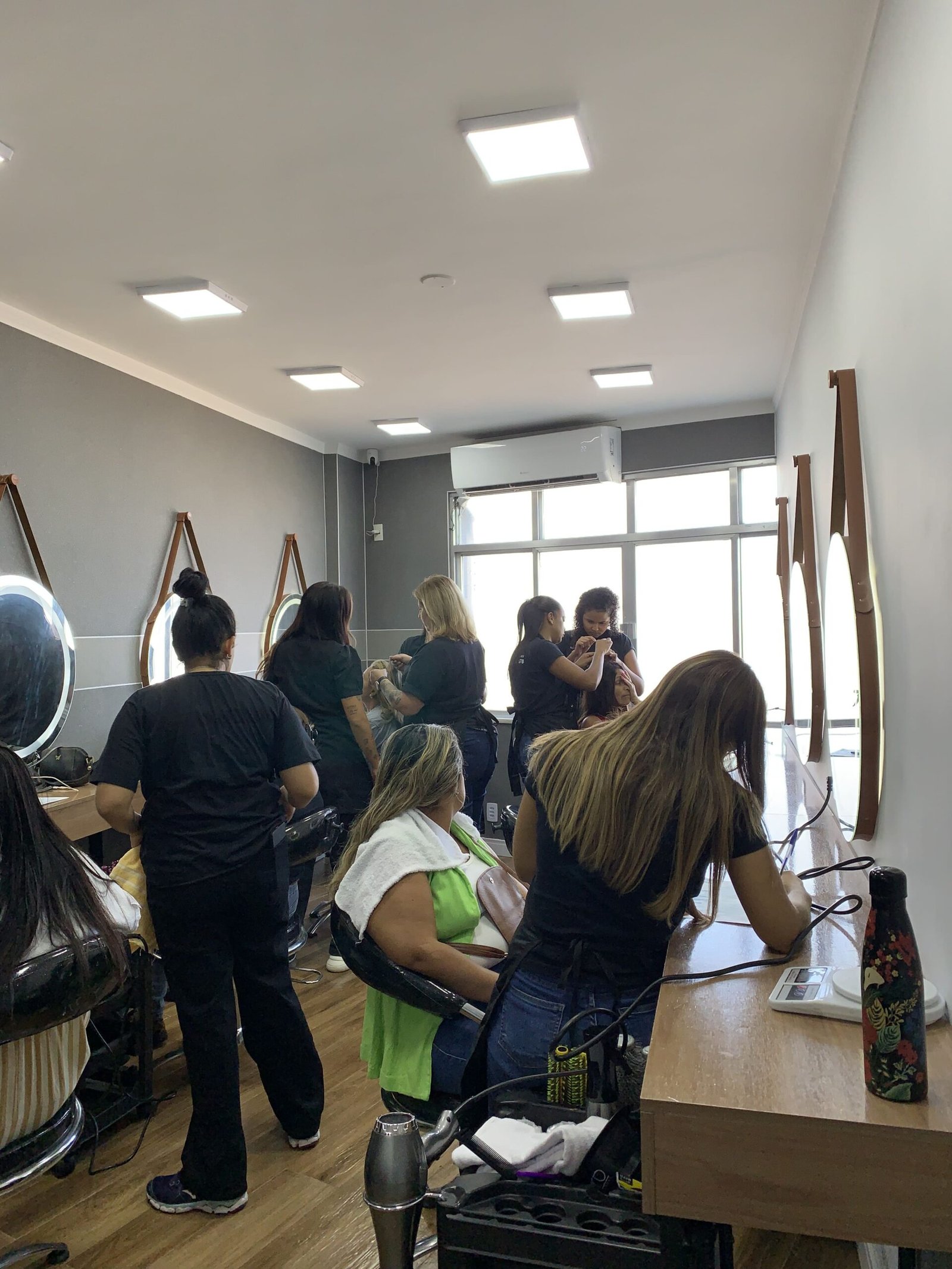Alunas da Thomas Beauty em aula prática